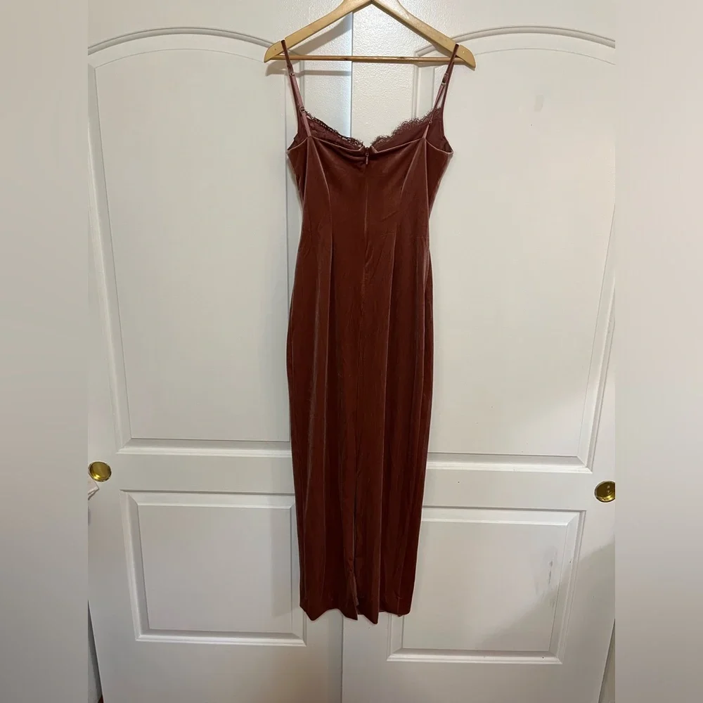 House of CB Azaela soft pink velvet midi dress - Picture 13 of 16